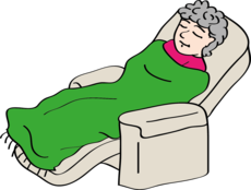 Eine ältere Frau liegt auf einem Liegesessel und schläft.