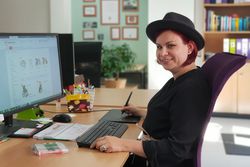Melanie Skowronek-Stieb ist Grafikerin im Büro für Leichte Sprache