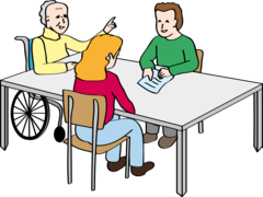 3 Prüfer sitzen an einem Tisch. Einer hebt die Hand und sie unterhalten sich.