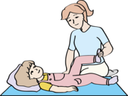 Eine Frau übt mit einem Kind die Bewegung am Bein.